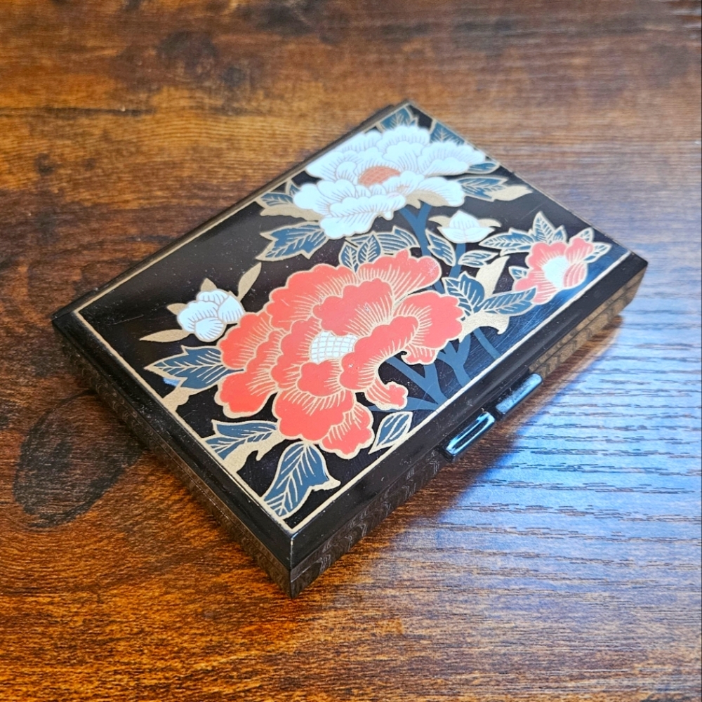 Vintage Lacquer tissue case with make-up mirror new in box